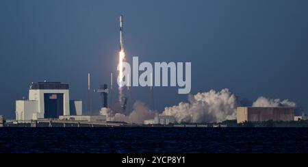 Cap Canaveral, Floride, États-Unis. 23 octobre 2024. Une fusée SpaceX Falcon 9 transportant 23 satellites Starlink décolle du Space Launch Complex-40 à Cape Canaveral Space Force Station, Floride, à 17h47 HAE le 23 octobre 2024 (image crédit : © Charles Briggs/ZUMA Press Wire) USAGE ÉDITORIAL SEULEMENT! Non destiné à UN USAGE commercial ! Banque D'Images