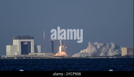 Cap Canaveral, Floride, États-Unis. 23 octobre 2024. Une fusée SpaceX Falcon 9 transportant 23 satellites Starlink décolle du Space Launch Complex-40 à Cape Canaveral Space Force Station, Floride, à 17h47 HAE le 23 octobre 2024 (image crédit : © Charles Briggs/ZUMA Press Wire) USAGE ÉDITORIAL SEULEMENT! Non destiné à UN USAGE commercial ! Banque D'Images