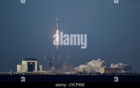 Cap Canaveral, Floride, États-Unis. 23 octobre 2024. Une fusée SpaceX Falcon 9 transportant 23 satellites Starlink décolle du Space Launch Complex-40 à Cape Canaveral Space Force Station, Floride, à 17h47 HAE le 23 octobre 2024 (image crédit : © Charles Briggs/ZUMA Press Wire) USAGE ÉDITORIAL SEULEMENT! Non destiné à UN USAGE commercial ! Banque D'Images