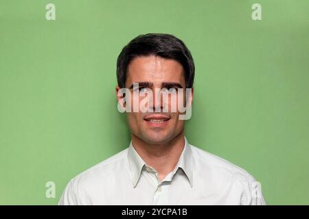 Portrait of handsome attrative homme avec les cheveux foncés Banque D'Images