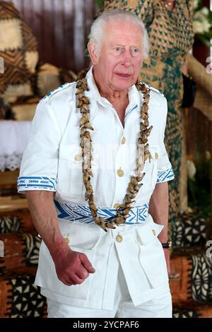 Le roi Charles III part après une cérémonie 'ava, réservée uniquement aux monarques, organisée par le chef de l'État samoan et son village pour le roi et la reine Camilla, lors de leur visite à l'Université nationale de Samoa, le cinquième jour de la visite royale en Australie et aux Samoa. Date de la photo : jeudi 24 octobre 2024. Banque D'Images