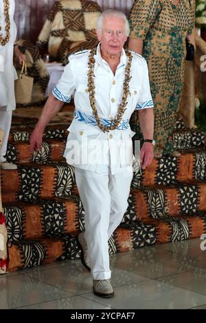 Le roi Charles III part après une cérémonie 'ava, réservée uniquement aux monarques, organisée par le chef de l'État samoan et son village pour le roi et la reine Camilla, lors de leur visite à l'Université nationale de Samoa, le cinquième jour de la visite royale en Australie et aux Samoa. Date de la photo : jeudi 24 octobre 2024. Banque D'Images