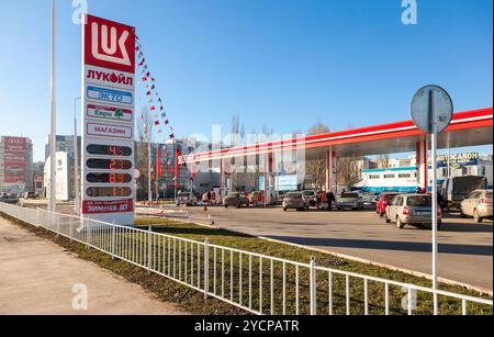 Station-service Lukoil en journée ensoleillée Banque D'Images