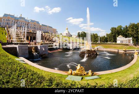 RUSSIE, SAINT-PÉTERSBOURG - 6 AOÛT 2014 : Grande Cascade dans le palais de Peterhof. Palais et parc a été inclus dans le Worl de l'UNESCO Banque D'Images