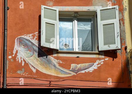 Street art représentant un gros poisson par Altmann sur la façade d'une vieille maison dans le centre historique de Sestri Levante, Gênes, Ligurie, Italie Banque D'Images