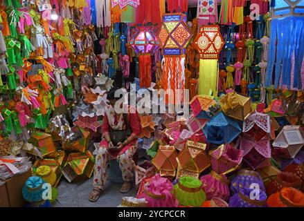 Mumbai, Maharashtra, Inde. 23 octobre 2024. Une femme commerçante attend ses clients avant Diwali, festival hindou des lumières dans un marché de lanternes à Mumbai. Diwali, la fête des lumières est célébrée par les hindous à travers le pays en achetant des lanternes, de nouveaux vêtements, des bonbons et des collations avant le festival. Ils nettoient leur maison, dessinent un rangoli (une forme d'art traditionnel indien où divers dessins sont faits sur le sol), et éclairent leurs maisons avec des lampes en terre marquant la victoire de la lumière sur l'obscurité. (Crédit image : © Ashish Vaishnav/SOPA images via ZUMA Press Wire) USAGE ÉDITORIAL SEULEMENT! Non Banque D'Images