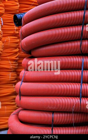 Gros tas de câbles en plastique rouge en rouleaux Banque D'Images