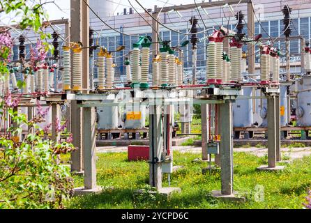 Partie de postes électriques haute tension avec des commutateurs et des sectionneurs à sunny day Banque D'Images