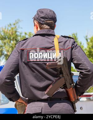 SAMARA, RUSSIE - 31 MAI 2014 : policier russe en uniforme avec fusil automatique. Texte en russe : 'police' Banque D'Images