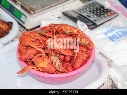 Plaque avec langouste bouillie rouge sur une table close up Banque D'Images