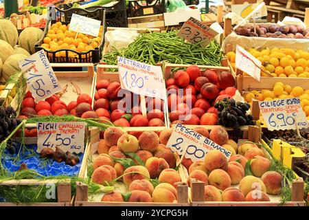 Les gros agriculteurs stand rempli de fruits biologiques Banque D'Images