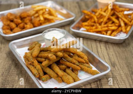 Variété de hors-d'œuvre croustillants à commander sur le côté avec les haricots panés à l'avant. Banque D'Images