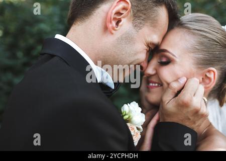 La mariée et le marié posant ensemble à la caméra Banque D'Images