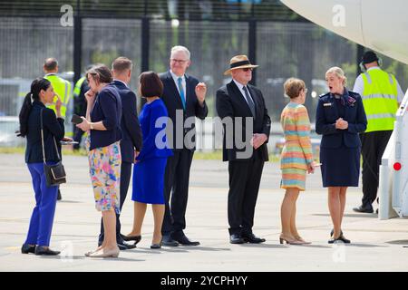 Sydney, Australie. 23 octobre 2024. Les dignitaires australiens attendent l'arrivée de leurs Majestés avant le départ officiel de la reine Camilla et du roi Charles III de l'aéroport de Sydney le 23 octobre 2024 à Sydney, Australie crédit : IOIO IMAGES/Alamy Live News Banque D'Images