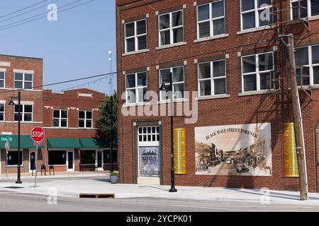 Tulsa, Oklahoma, États-Unis - 25 juin 2023 : le soleil brille l'après-midi sur la rue historique de Greenwood District Black Wall Street, site du massacre de Tulsa Race en 1921. Banque D'Images