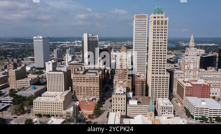 Tulsa, Oklahoma, États-Unis - 25 juin 2023 : le soleil de l'après-midi brille sur les bâtiments historiques du centre-ville de Tulsa. Banque D'Images