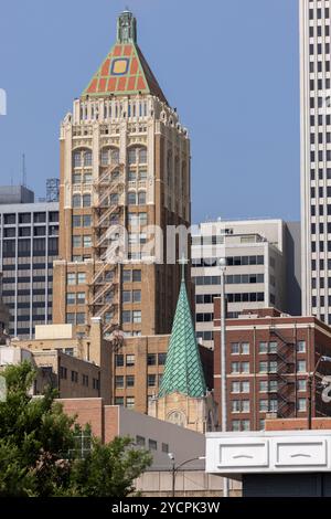 Tulsa, Oklahoma, États-Unis - 25 juin 2023 : le soleil de l'après-midi brille sur les bâtiments historiques du centre-ville de Tulsa. Banque D'Images