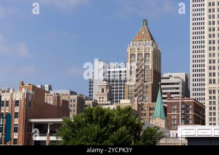 Tulsa, Oklahoma, États-Unis - 25 juin 2023 : le soleil de l'après-midi brille sur les bâtiments historiques du centre-ville de Tulsa. Banque D'Images