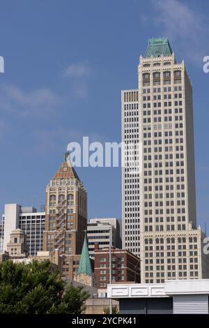 Tulsa, Oklahoma, États-Unis - 25 juin 2023 : le soleil de l'après-midi brille sur les bâtiments historiques du centre-ville de Tulsa. Banque D'Images