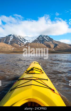 Kayak sur la mer à Svalbard, vue à la première personne Banque D'Images