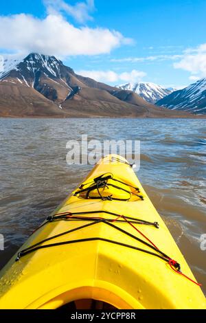 Kayak sur la mer à Svalbard, vue à la première personne Banque D'Images