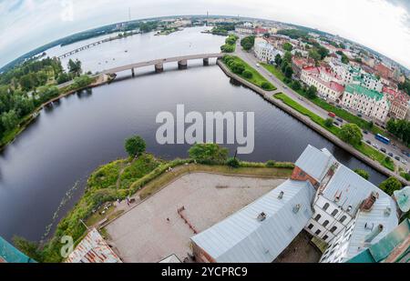 Vue fisheye sur la vieille ville depuis le pont d'observation du château de Vyborg à Vyborg, Russie Banque D'Images