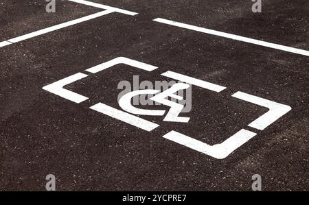 Places de parking pour personnes à mobilité réduite ou handicapées Signes et lignes de marquage sur l'asphalte Banque D'Images