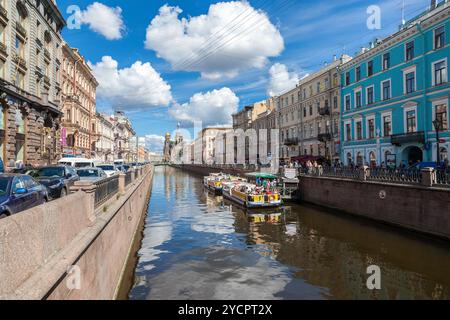 Bateaux de croisière fluviale amarrés sur le canal Griboedov à Pétersbourg, Russie Banque D'Images