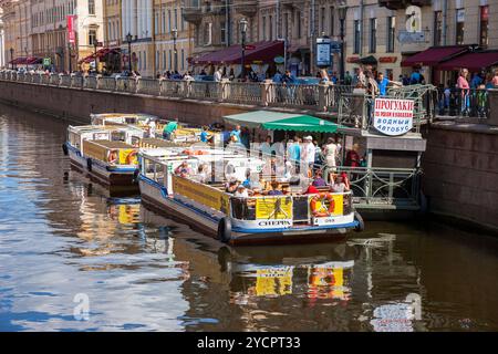 Bateaux de croisière fluviale amarrés sur le canal Griboedov à Pétersbourg, Russie Banque D'Images