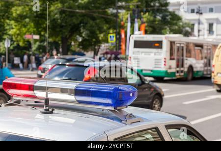 Close-up de la lumières colorées sur le dessus d'un véhicule de la police russe Banque D'Images