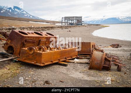 Vieux matériel minier rouillé sur la rive à Svalbard, Norvège Banque D'Images