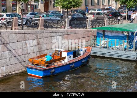 Bateaux de croisière fluviale amarrés sur la rivière Fontanka dans la ville historique Banque D'Images