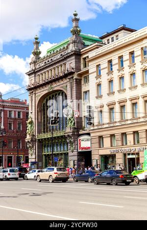 ST. PÉTERSBOURG, RUSSIE - 5 AOÛT 2015 : bâtiment du magasin Eliseevsky sur Nevsky Prospect dans la journée ensoleillée d'été Banque D'Images