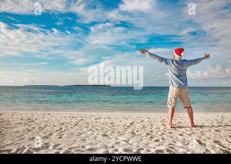 Homme dans santa Hat sur la plage tropicale Banque D'Images