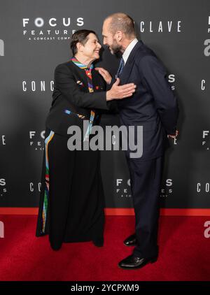 New York, NY, États-Unis, 23 octobre 2024 : Isabella Rossellini et Ralph Fiennes assistent à la première de Conclave à New York à l'AMC Lincoln Square le 23 octobre 2024. Crédit : Lev Radin/Alamy Live News Banque D'Images