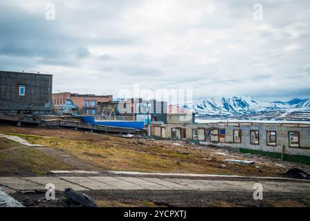 Bâtiments détruits à Barentsburg, ville russe de Svalbard Banque D'Images