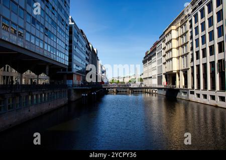 Hambourg, Allemagne - 31 mai 2021 : bâtiments près de l'Elbe à Hambourg, Allemagne par un jour de printemps ensoleillé. Banque D'Images