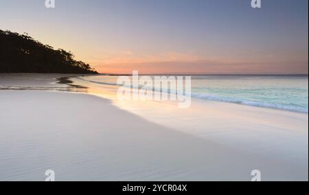 Sérénité et paix au coucher du soleil sur Murrays Beach dans le parc national Booderee, Jervis Bay Australie. Couleurs assez douces dans le ciel et reflétant dans le Banque D'Images