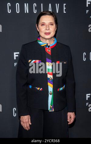 New York, États-Unis. 23 octobre 2024. NEW YORK, NEW YORK - 23 OCTOBRE : Isabella Rossellini assiste à la première de 'Conclave' New York le 23 octobre 2024 à New York. Crédit : Ron Adar/Alamy Live News Banque D'Images