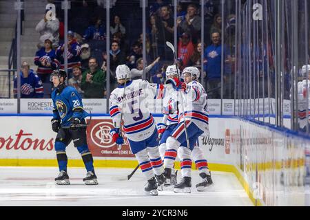 Rochester, New York, États-Unis. 23 octobre 2024. Les joueurs américains de Rochester célèbrent un but en première période contre les sénateurs de Belleville. Les Américains de Rochester ont accueilli les sénateurs de Belleville dans un match de la Ligue américaine de hockey au Blue Cross Arena de Rochester, New York. (Jonathan Tenca/CSM). Crédit : csm/Alamy Live News Banque D'Images