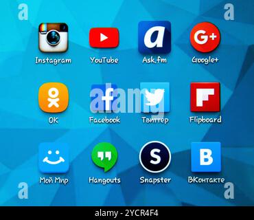 Icônes de médias sociaux populaires sur l'écran de smartphone Banque D'Images