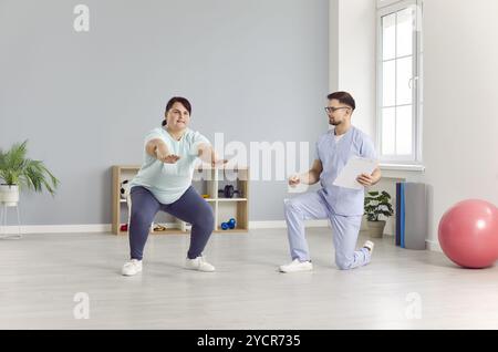 Docteur physiothérapeute conduisant avec Une femme grande taille faisant des squats Banque D'Images
