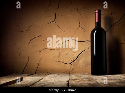 Bouteille de cabernet en cave près de la paroi d'argile Banque D'Images