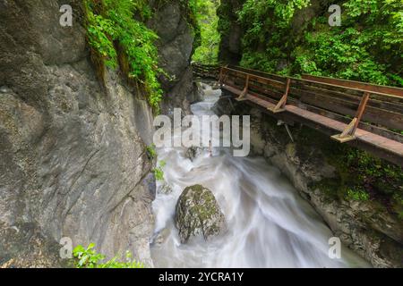 Cours d'eau dans le Seisenbergklamm, Weissbach près de Lofer, Salzbourg, Autriche Banque D'Images