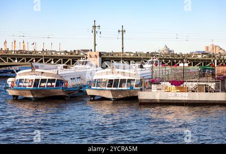 Bateaux de croisière fluviale amarrés sur la rivière Neva en conditionnés Petrsburg, Russie Banque D'Images