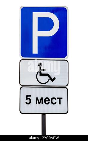 Gros plan d'un panneau de stationnement pour handicapés isolé sur fond blanc Banque D'Images