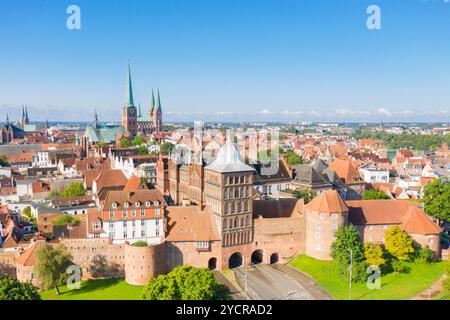 Vue de la porte du château et de la vieille ville de Luebeck, ville hanséatique de Luebeck, Schleswig-Holstein, Allemagne Banque D'Images