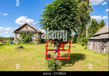 Pompier protection avec des outils d'extinction d'incendie dans village Russe Banque D'Images