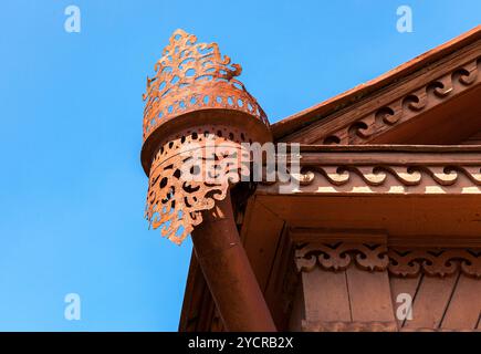 L'ancienne descente d'eaux pluviales sur maison en bois Banque D'Images