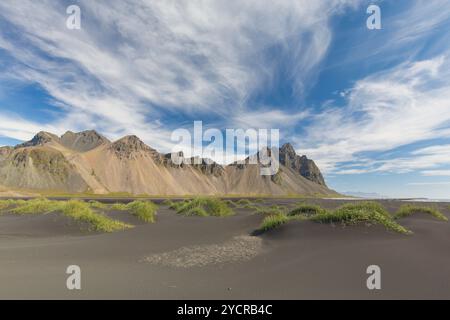 Vue de Vestrahorn sur la chaîne de montagnes Klifatindur, Stokksnes, été, Islande Banque D'Images